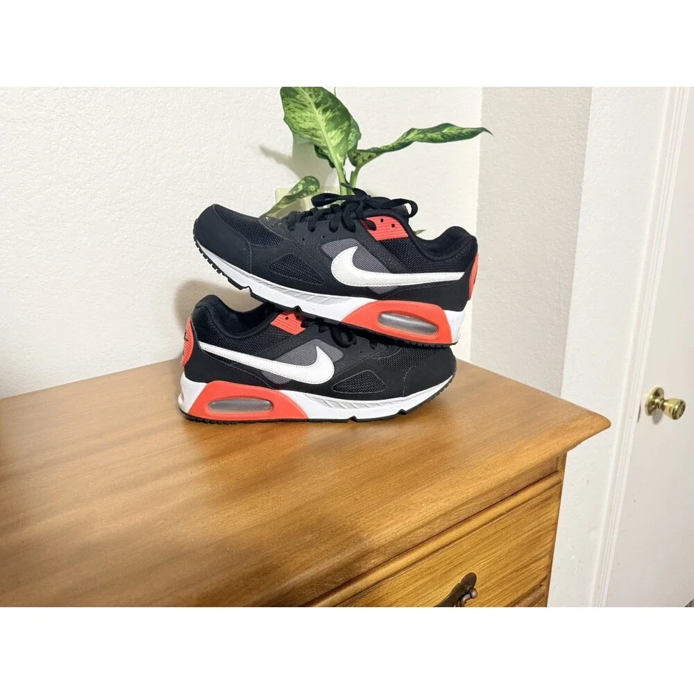 Nike Air Max IVO (Black Crimson)  Size 9.5 Men’s great condition